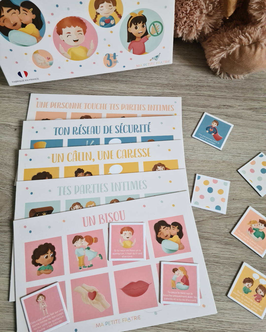 Enfants jouant au jeu éducatif Mon Loto du Consentement pour aborder le consentement